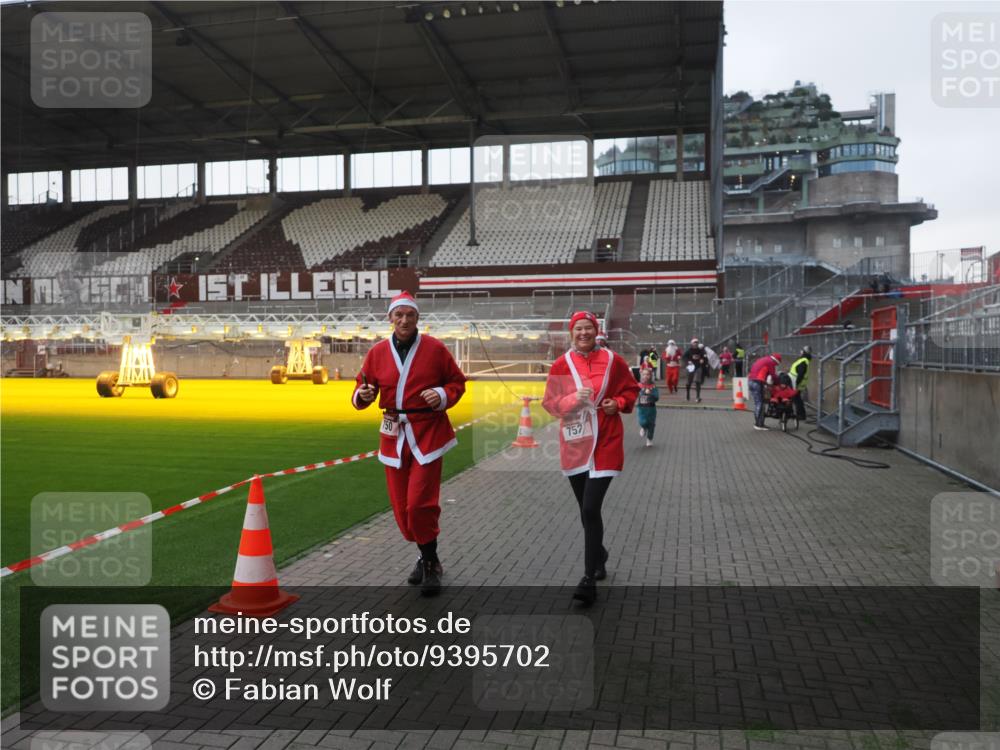 07.12.2025 - St. Pauli X-Mass-Run No. 15 Fabian Wolf http://msf.ph/oto/9395702 07.12.2025 10:32:03 Ziel 750, 752, 2342, 2343, 2345, 2418, 3267, 3716, 3806, 3808, 3969, 4274, 4275, 4467, 4484, 4495, 4504 meine-sportfotos.de
