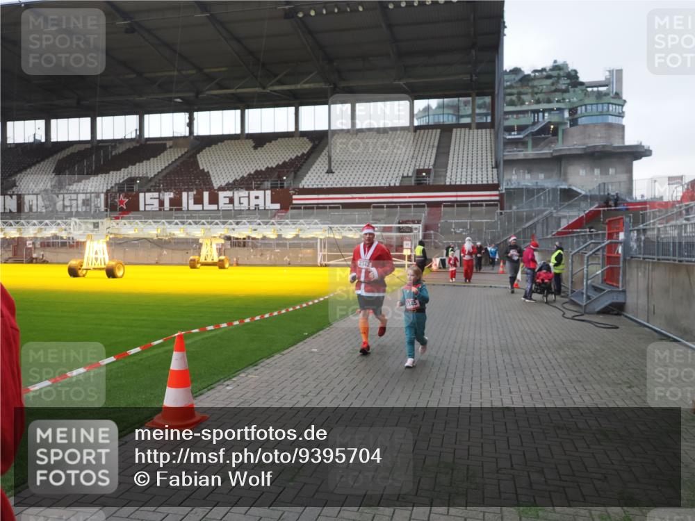 07.12.2025 - St. Pauli X-Mass-Run No. 15 Fabian Wolf http://msf.ph/oto/9395704 07.12.2025 10:32:05 Ziel 750, 752, 2342, 2343, 2345, 2418, 3267, 3716, 3806, 3808, 4274, 4275, 4484, 4495, 4504 meine-sportfotos.de