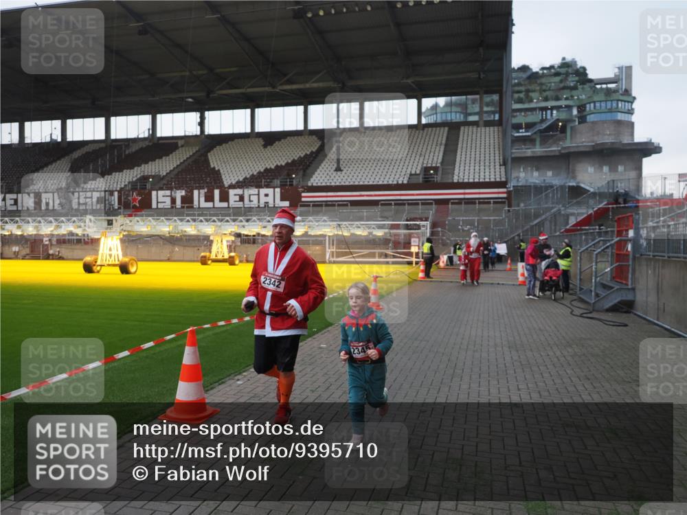 07.12.2025 - St. Pauli X-Mass-Run No. 15 Fabian Wolf http://msf.ph/oto/9395710 07.12.2025 10:32:06 Ziel 750, 752, 2342, 2343, 2345, 3267, 3716, 3806, 3808, 4274, 4275, 4484, 4495, 4504 meine-sportfotos.de