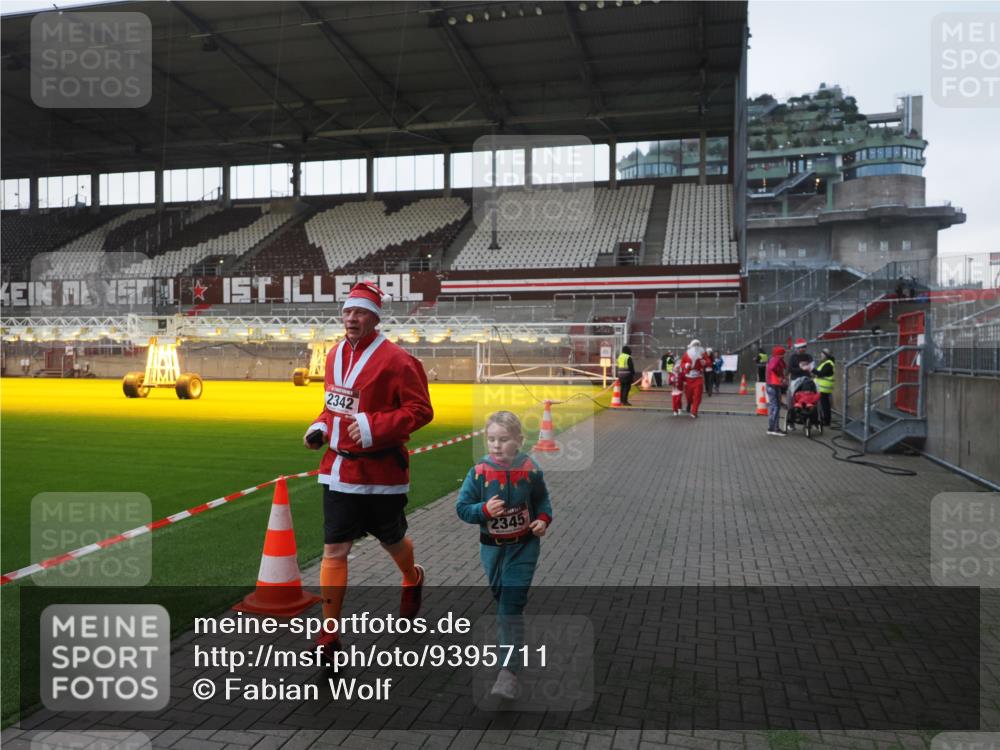 07.12.2025 - St. Pauli X-Mass-Run No. 15 Fabian Wolf http://msf.ph/oto/9395711 07.12.2025 10:32:06 Ziel 750, 752, 2342, 2343, 2345, 3267, 3716, 3806, 3808, 4274, 4275, 4484, 4495, 4504 meine-sportfotos.de