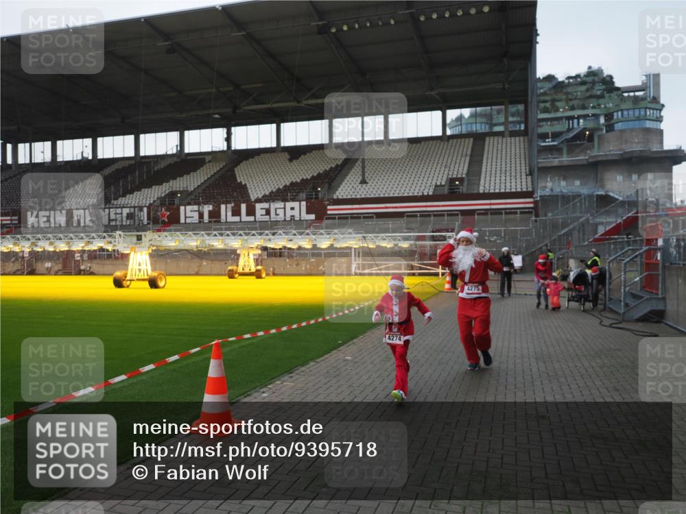 07.12.2025 - St. Pauli X-Mass-Run No. 15 Fabian Wolf http://msf.ph/oto/9395718 07.12.2025 10:32:11 Ziel 750, 752, 1942, 1944, 2342, 2343, 2345, 4039, 4274, 4275 meine-sportfotos.de