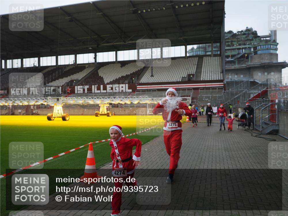 07.12.2025 - St. Pauli X-Mass-Run No. 15 Fabian Wolf http://msf.ph/oto/9395723 07.12.2025 10:32:12 Ziel 1942, 1944, 2342, 2343, 2345, 4039, 4274, 4275 meine-sportfotos.de