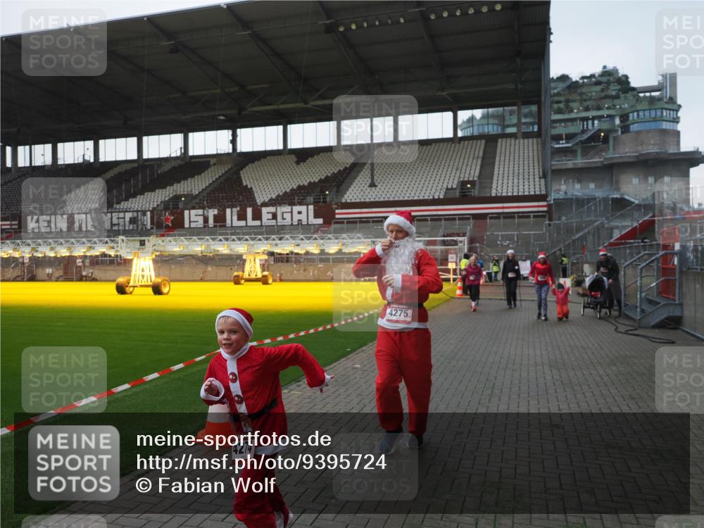 07.12.2025 - St. Pauli X-Mass-Run No. 15 Fabian Wolf http://msf.ph/oto/9395724 07.12.2025 10:32:12 Ziel 1942, 1944, 2342, 2343, 2345, 4039, 4274, 4275 meine-sportfotos.de
