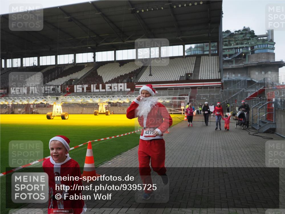 07.12.2025 - St. Pauli X-Mass-Run No. 15 Fabian Wolf http://msf.ph/oto/9395725 07.12.2025 10:32:13 Ziel 1942, 1944, 2342, 2343, 2345, 4039, 4274, 4275 meine-sportfotos.de