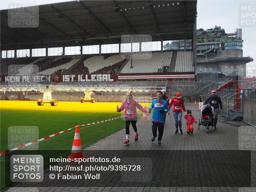 07.12.2025 - St. Pauli X-Mass-Run No. 15 Fabian Wolf http://msf.ph/oto/9395728 07.12.2025 10:32:17 Ziel 1942, 1944, 2342, 2343, 2345, 4039, 4274, 4275 meine-sportfotos.de