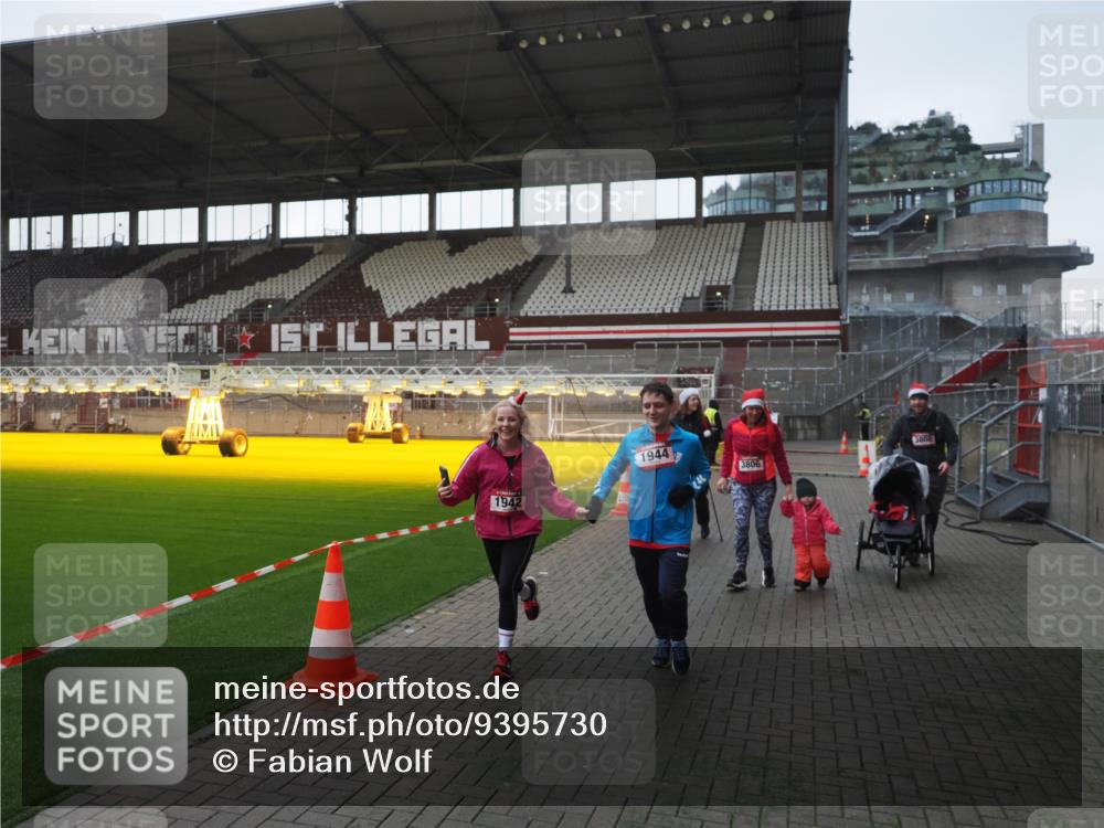 07.12.2025 - St. Pauli X-Mass-Run No. 15 Fabian Wolf http://msf.ph/oto/9395730 07.12.2025 10:32:17 Ziel 1942, 1944, 2342, 2343, 2345, 4039, 4274, 4275 meine-sportfotos.de
