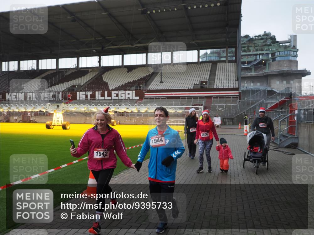 07.12.2025 - St. Pauli X-Mass-Run No. 15 Fabian Wolf http://msf.ph/oto/9395733 07.12.2025 10:32:18 Ziel 1942, 1944, 2342, 2343, 2345, 4039, 4274, 4275 meine-sportfotos.de