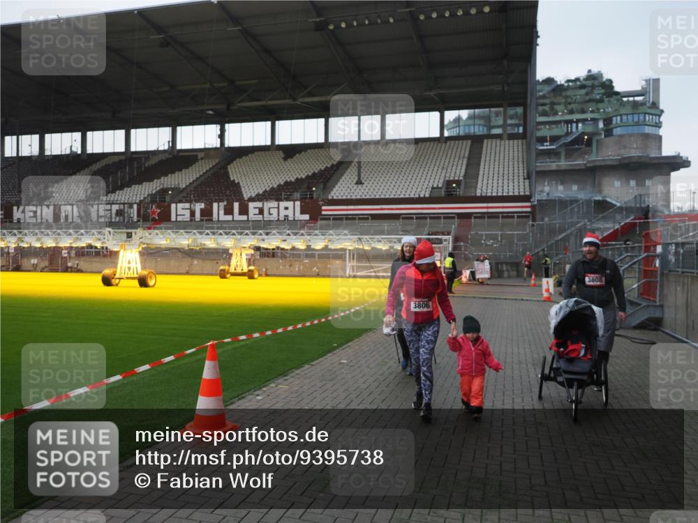 07.12.2025 - St. Pauli X-Mass-Run No. 15 Fabian Wolf http://msf.ph/oto/9395738 07.12.2025 10:32:19 Ziel 1942, 1944, 2342, 2343, 2345, 4039, 4274, 4275 meine-sportfotos.de