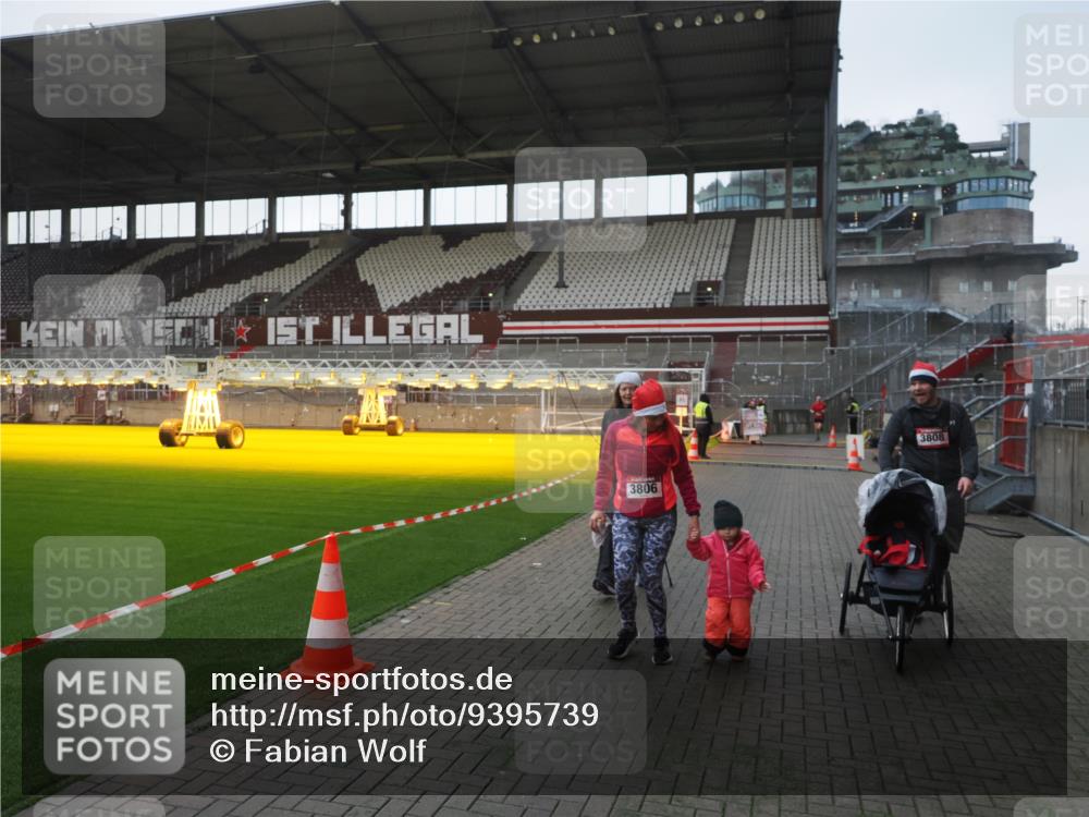 07.12.2025 - St. Pauli X-Mass-Run No. 15 Fabian Wolf http://msf.ph/oto/9395739 07.12.2025 10:32:19 Ziel 1942, 1944, 2342, 2343, 2345, 4039, 4274, 4275 meine-sportfotos.de
