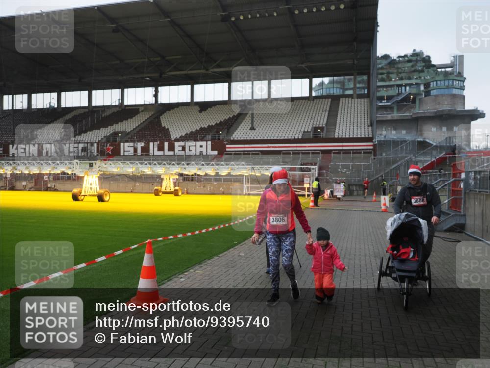 07.12.2025 - St. Pauli X-Mass-Run No. 15 Fabian Wolf http://msf.ph/oto/9395740 07.12.2025 10:32:19 Ziel 1942, 1944, 2342, 2343, 2345, 4039, 4274, 4275 meine-sportfotos.de