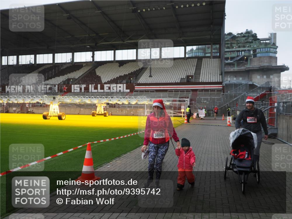 07.12.2025 - St. Pauli X-Mass-Run No. 15 Fabian Wolf http://msf.ph/oto/9395742 07.12.2025 10:32:20 Ziel 651, 1942, 1944, 4039, 4274, 4275 meine-sportfotos.de