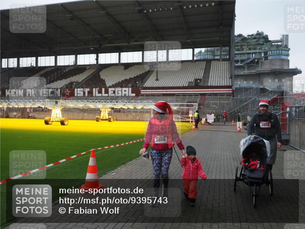07.12.2025 - St. Pauli X-Mass-Run No. 15 Fabian Wolf http://msf.ph/oto/9395743 07.12.2025 10:32:20 Ziel 651, 1942, 1944, 4039, 4274, 4275 meine-sportfotos.de