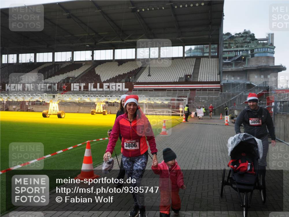 07.12.2025 - St. Pauli X-Mass-Run No. 15 Fabian Wolf http://msf.ph/oto/9395747 07.12.2025 10:32:21 Ziel 651, 1942, 1944, 4039, 4274, 4275 meine-sportfotos.de