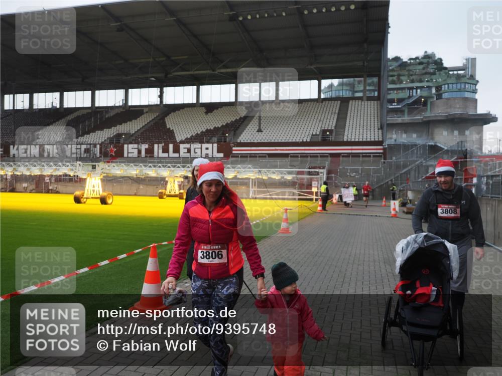 07.12.2025 - St. Pauli X-Mass-Run No. 15 Fabian Wolf http://msf.ph/oto/9395748 07.12.2025 10:32:21 Ziel 651, 1942, 1944, 4039, 4274, 4275 meine-sportfotos.de