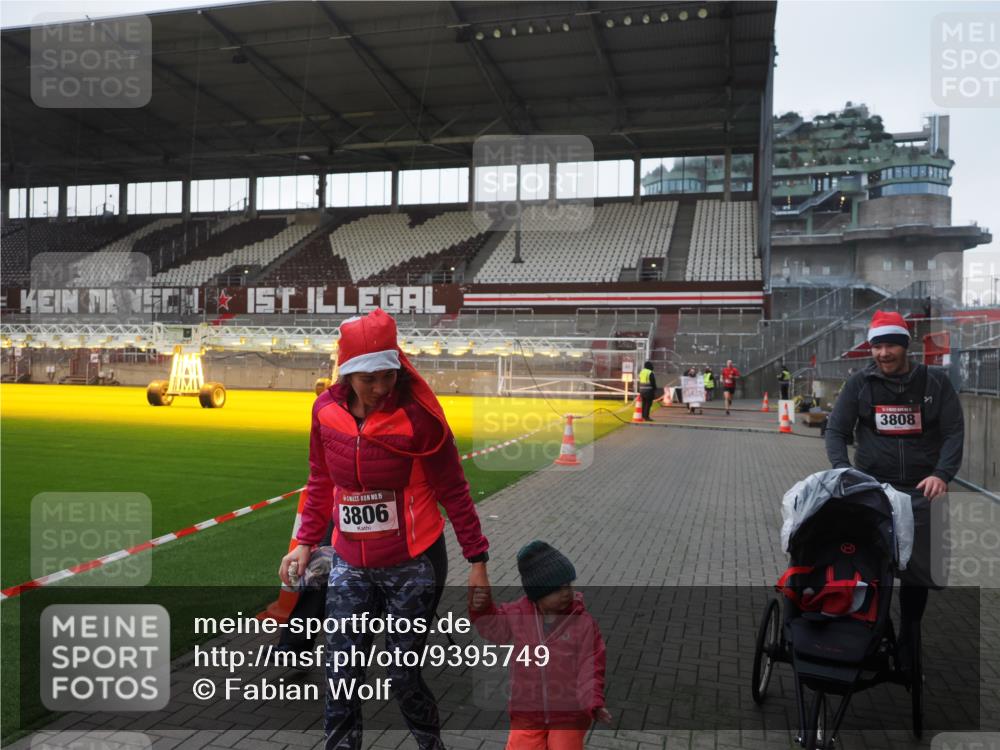 07.12.2025 - St. Pauli X-Mass-Run No. 15 Fabian Wolf http://msf.ph/oto/9395749 07.12.2025 10:32:21 Ziel 651, 1942, 1944, 4039, 4274, 4275 meine-sportfotos.de