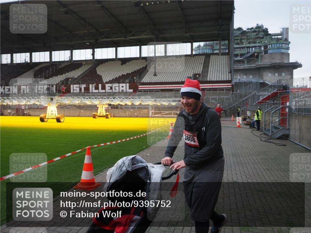07.12.2025 - St. Pauli X-Mass-Run No. 15 Fabian Wolf http://msf.ph/oto/9395752 07.12.2025 10:32:23 Ziel 456, 651, 1942, 1944, 4039, 4274, 4275 meine-sportfotos.de