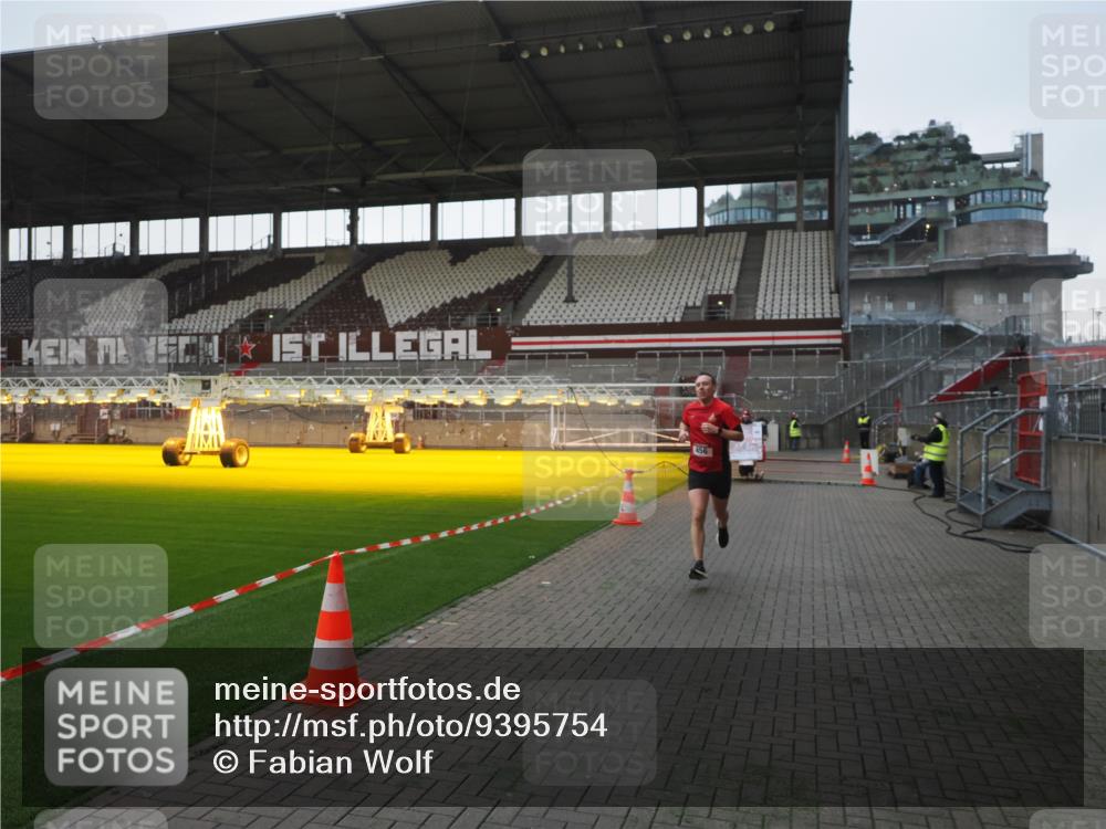 07.12.2025 - St. Pauli X-Mass-Run No. 15 Fabian Wolf http://msf.ph/oto/9395754 07.12.2025 10:32:26 Ziel 456, 651, 1942, 1944, 4039 meine-sportfotos.de