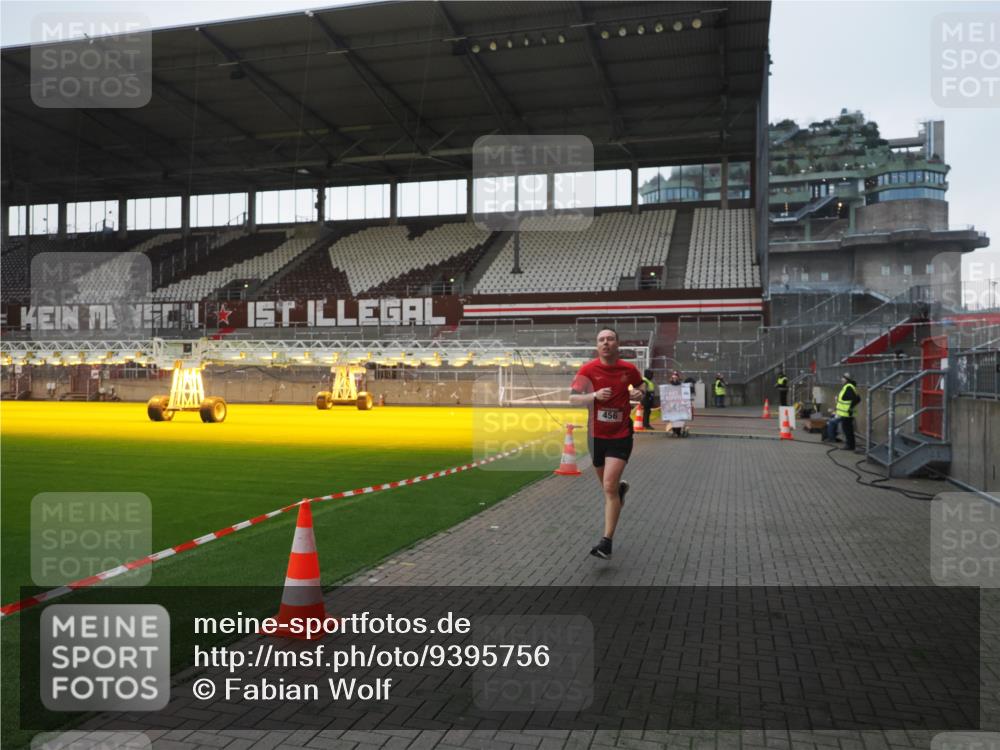 07.12.2025 - St. Pauli X-Mass-Run No. 15 Fabian Wolf http://msf.ph/oto/9395756 07.12.2025 10:32:26 Ziel 456, 651, 1942, 1944, 4039 meine-sportfotos.de