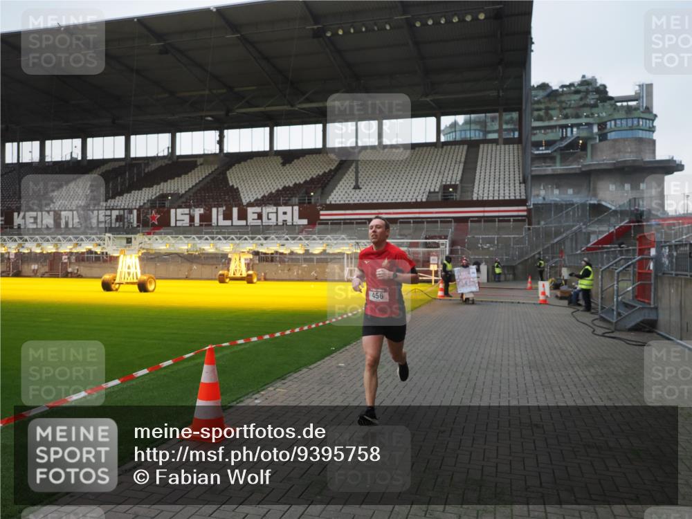 07.12.2025 - St. Pauli X-Mass-Run No. 15 Fabian Wolf http://msf.ph/oto/9395758 07.12.2025 10:32:26 Ziel 456, 651, 1942, 1944, 4039 meine-sportfotos.de