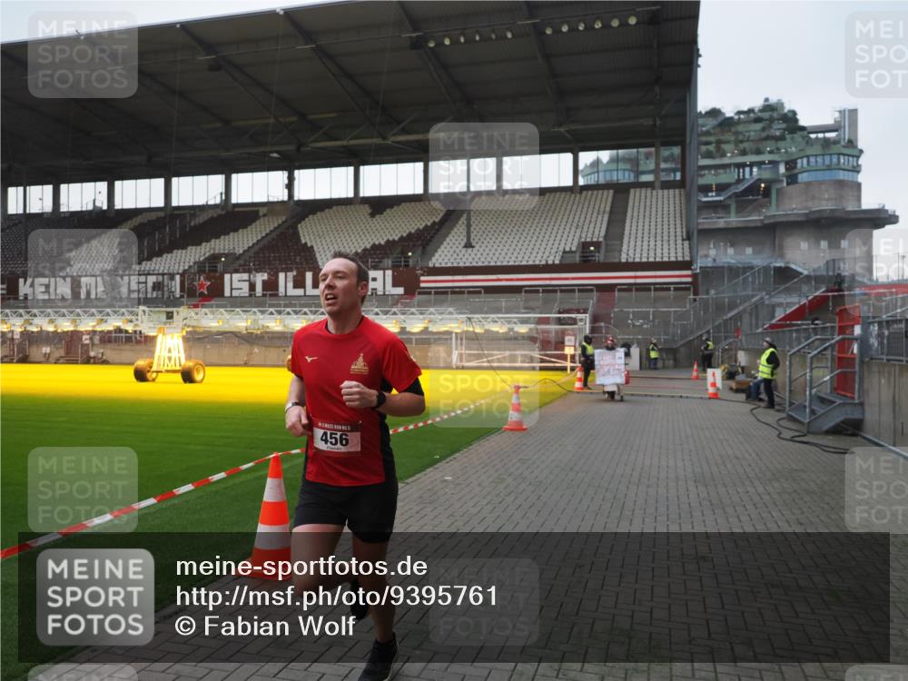 07.12.2025 - St. Pauli X-Mass-Run No. 15 Fabian Wolf http://msf.ph/oto/9395761 07.12.2025 10:32:27 Ziel 456, 651, 1942, 1944, 4039 meine-sportfotos.de