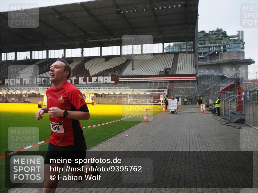 07.12.2025 - St. Pauli X-Mass-Run No. 15 Fabian Wolf http://msf.ph/oto/9395762 07.12.2025 10:32:27 Ziel 456, 651, 1942, 1944, 4039 meine-sportfotos.de