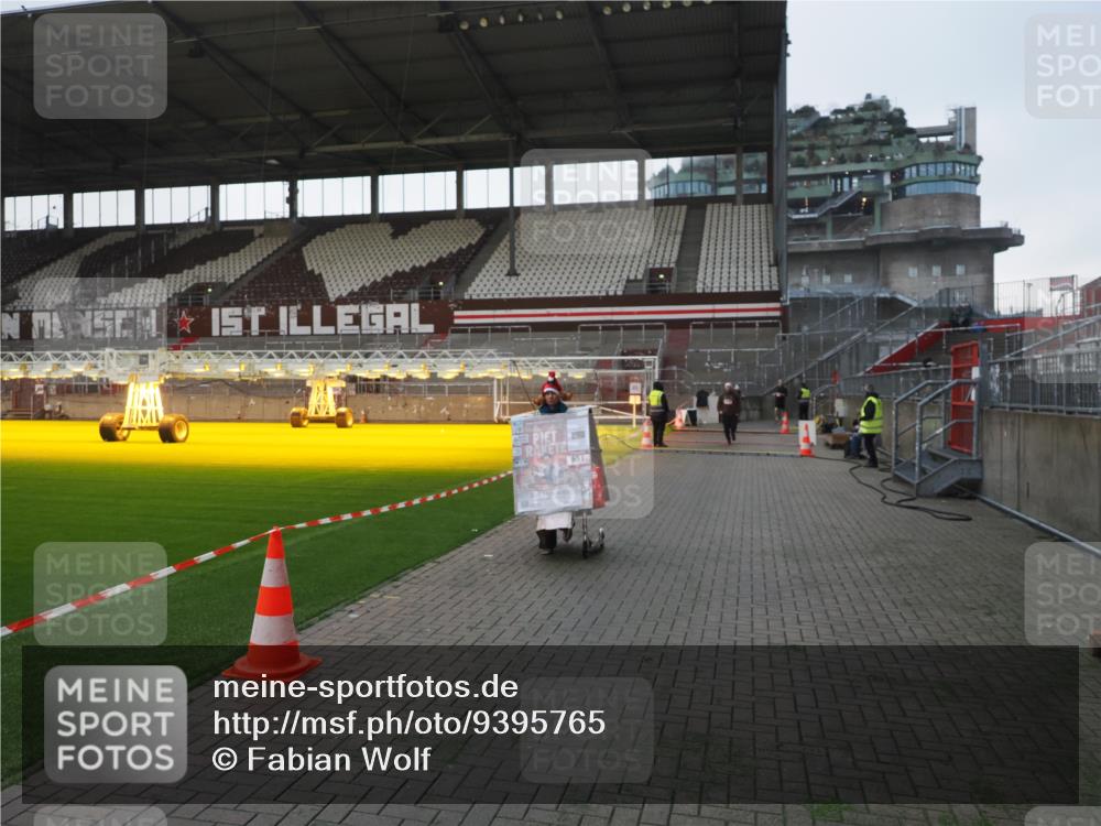 07.12.2025 - St. Pauli X-Mass-Run No. 15 Fabian Wolf http://msf.ph/oto/9395765 07.12.2025 10:32:34 Ziel 456, 651, 4758 meine-sportfotos.de
