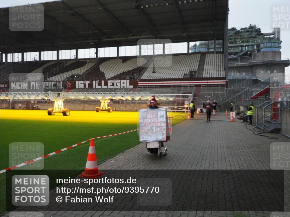 07.12.2025 - St. Pauli X-Mass-Run No. 15 Fabian Wolf http://msf.ph/oto/9395770 07.12.2025 10:32:36 Ziel 456, 651, 4758 meine-sportfotos.de