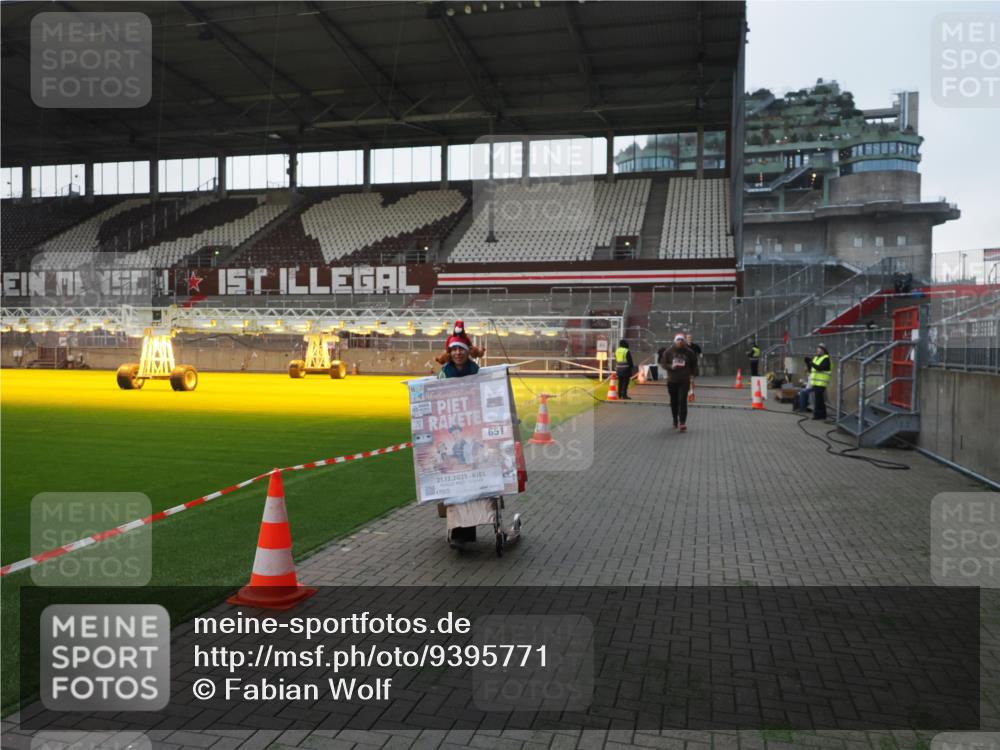 07.12.2025 - St. Pauli X-Mass-Run No. 15 Fabian Wolf http://msf.ph/oto/9395771 07.12.2025 10:32:38 Ziel 456, 651, 4758 meine-sportfotos.de