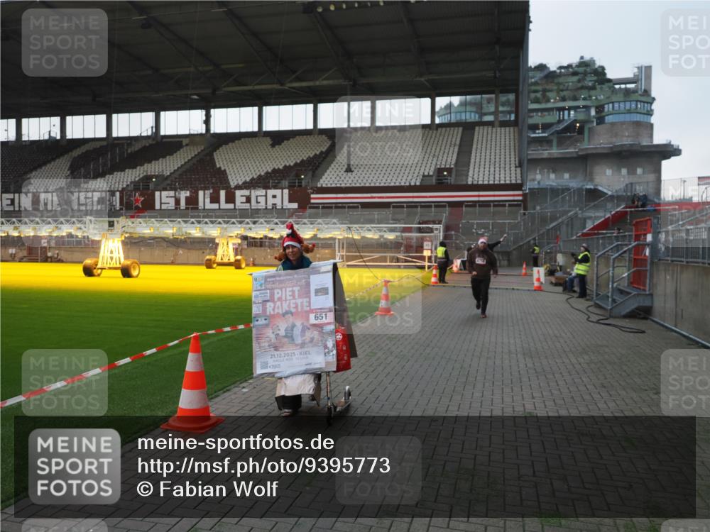 07.12.2025 - St. Pauli X-Mass-Run No. 15 Fabian Wolf http://msf.ph/oto/9395773 07.12.2025 10:32:39 Ziel 456, 651, 4758 meine-sportfotos.de