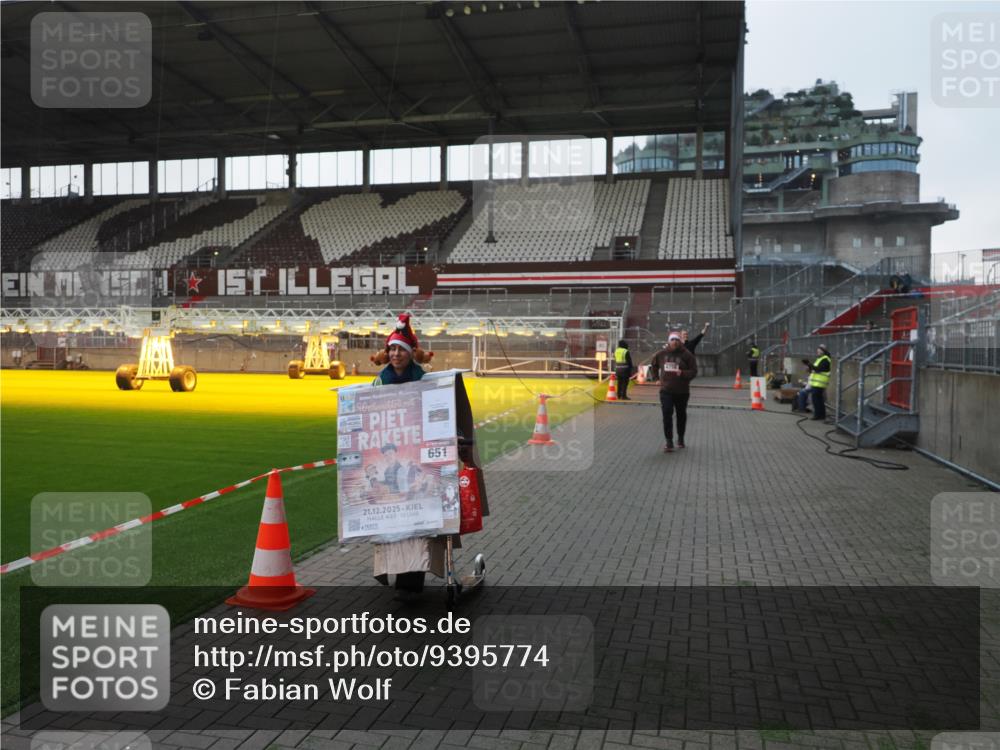 07.12.2025 - St. Pauli X-Mass-Run No. 15 Fabian Wolf http://msf.ph/oto/9395774 07.12.2025 10:32:39 Ziel 456, 651, 4758 meine-sportfotos.de