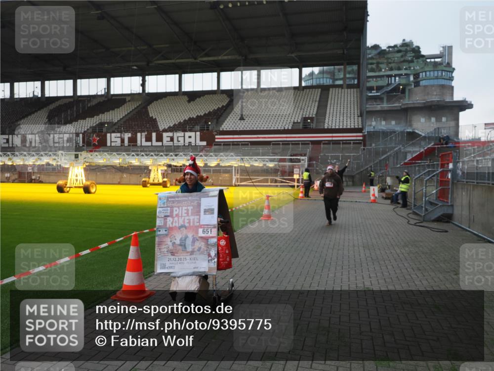 07.12.2025 - St. Pauli X-Mass-Run No. 15 Fabian Wolf http://msf.ph/oto/9395775 07.12.2025 10:32:39 Ziel 456, 651, 4758 meine-sportfotos.de