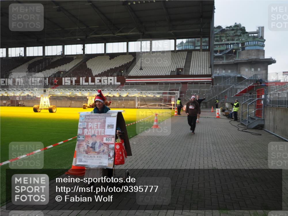 07.12.2025 - St. Pauli X-Mass-Run No. 15 Fabian Wolf http://msf.ph/oto/9395777 07.12.2025 10:32:40 Ziel 456, 651, 4758 meine-sportfotos.de
