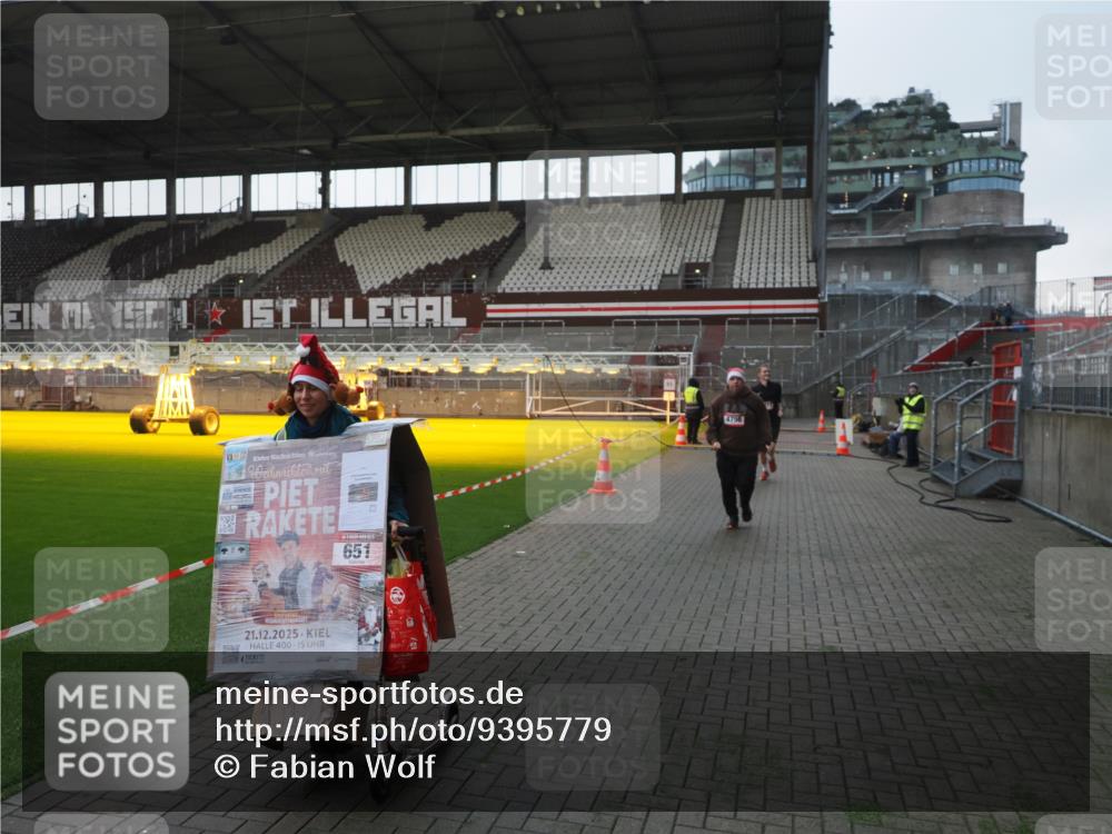 07.12.2025 - St. Pauli X-Mass-Run No. 15 Fabian Wolf http://msf.ph/oto/9395779 07.12.2025 10:32:40 Ziel 456, 651, 4758 meine-sportfotos.de