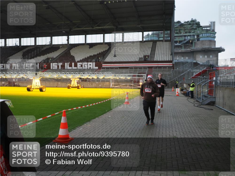 07.12.2025 - St. Pauli X-Mass-Run No. 15 Fabian Wolf http://msf.ph/oto/9395780 07.12.2025 10:32:41 Ziel 456, 4758 meine-sportfotos.de