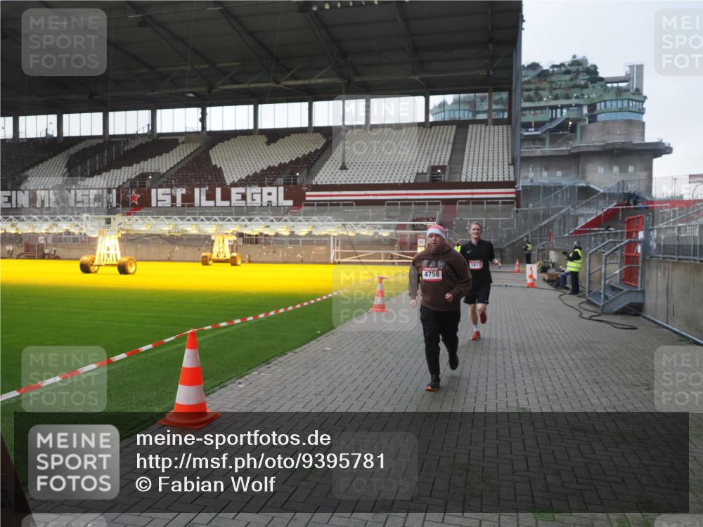 07.12.2025 - St. Pauli X-Mass-Run No. 15 Fabian Wolf http://msf.ph/oto/9395781 07.12.2025 10:32:41 Ziel 456, 4758 meine-sportfotos.de
