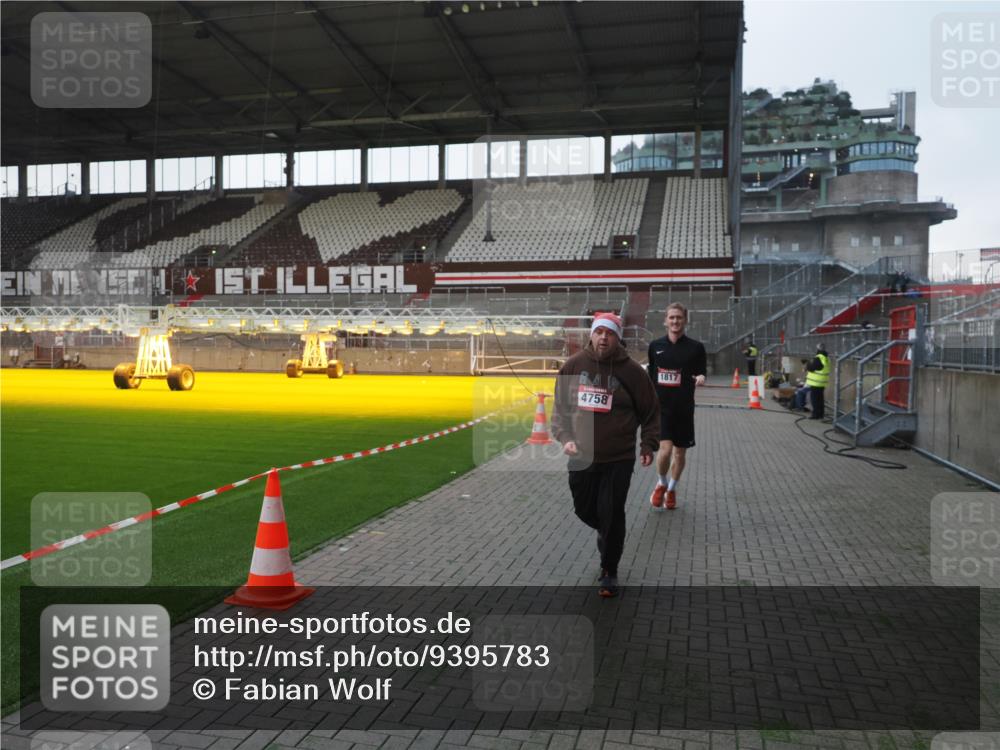 07.12.2025 - St. Pauli X-Mass-Run No. 15 Fabian Wolf http://msf.ph/oto/9395783 07.12.2025 10:32:42 Ziel 456, 4758 meine-sportfotos.de