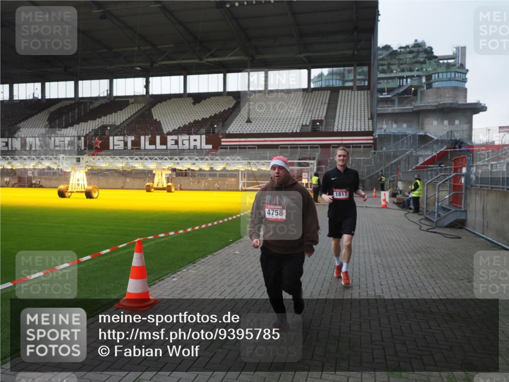 07.12.2025 - St. Pauli X-Mass-Run No. 15 Fabian Wolf http://msf.ph/oto/9395785 07.12.2025 10:32:42 Ziel 456, 4758 meine-sportfotos.de
