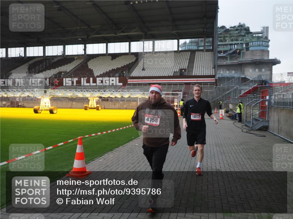 07.12.2025 - St. Pauli X-Mass-Run No. 15 Fabian Wolf http://msf.ph/oto/9395786 07.12.2025 10:32:42 Ziel 456, 4758 meine-sportfotos.de