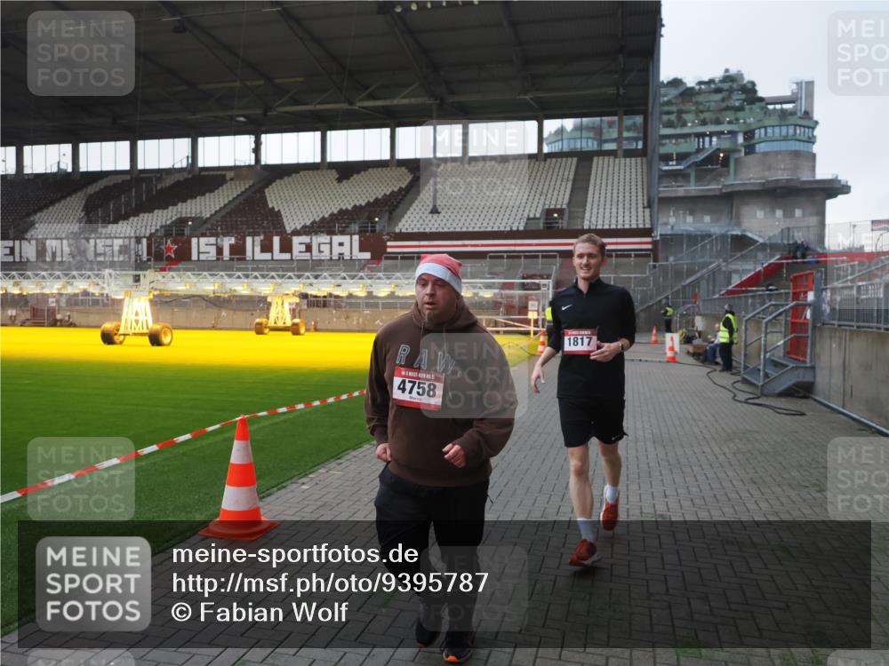 07.12.2025 - St. Pauli X-Mass-Run No. 15 Fabian Wolf http://msf.ph/oto/9395787 07.12.2025 10:32:43 Ziel 4758 meine-sportfotos.de