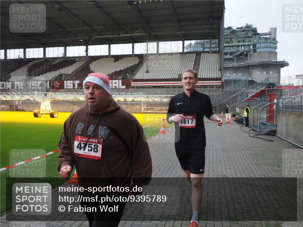 07.12.2025 - St. Pauli X-Mass-Run No. 15 Fabian Wolf http://msf.ph/oto/9395789 07.12.2025 10:32:43 Ziel 4758 meine-sportfotos.de