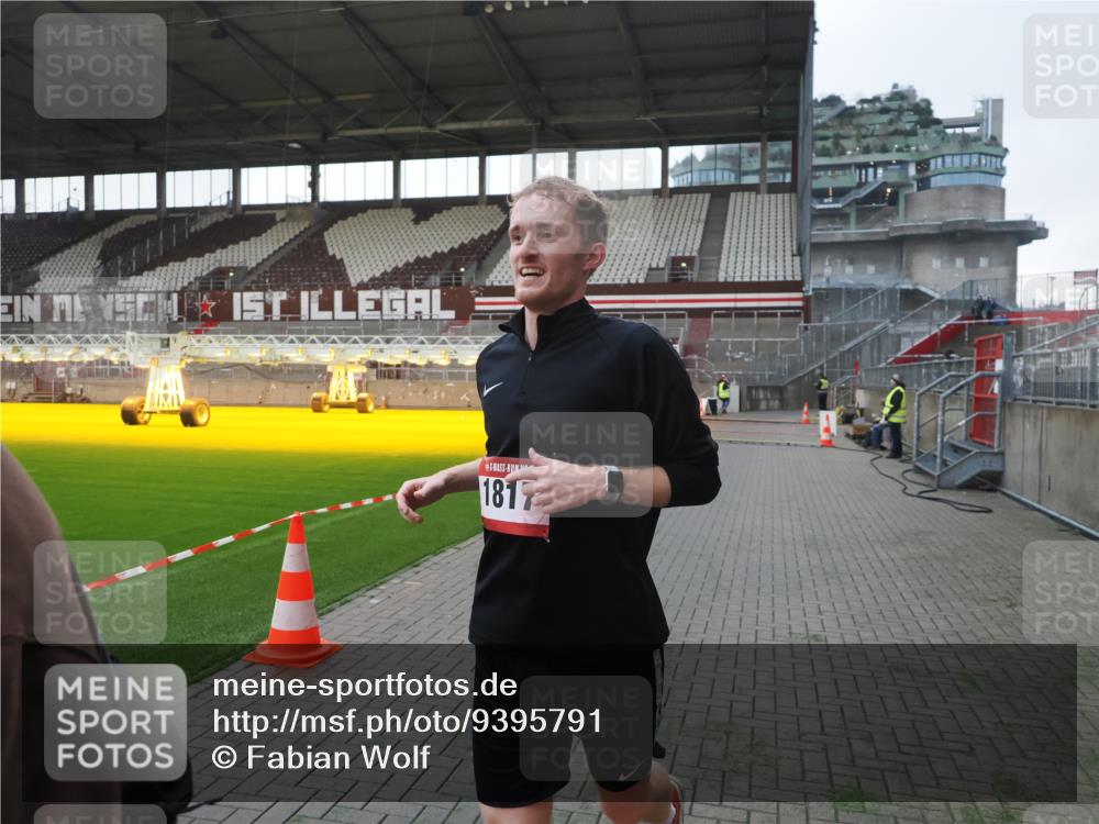 07.12.2025 - St. Pauli X-Mass-Run No. 15 Fabian Wolf http://msf.ph/oto/9395791 07.12.2025 10:32:43 Ziel 4758 meine-sportfotos.de