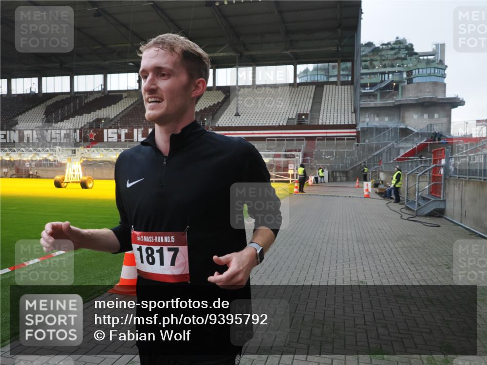 07.12.2025 - St. Pauli X-Mass-Run No. 15 Fabian Wolf http://msf.ph/oto/9395792 07.12.2025 10:32:44 Ziel 4758 meine-sportfotos.de