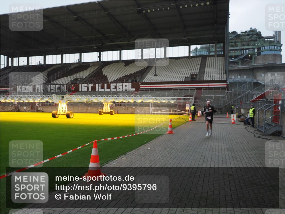 07.12.2025 - St. Pauli X-Mass-Run No. 15 Fabian Wolf http://msf.ph/oto/9395796 07.12.2025 10:32:55 Ziel 2486 meine-sportfotos.de