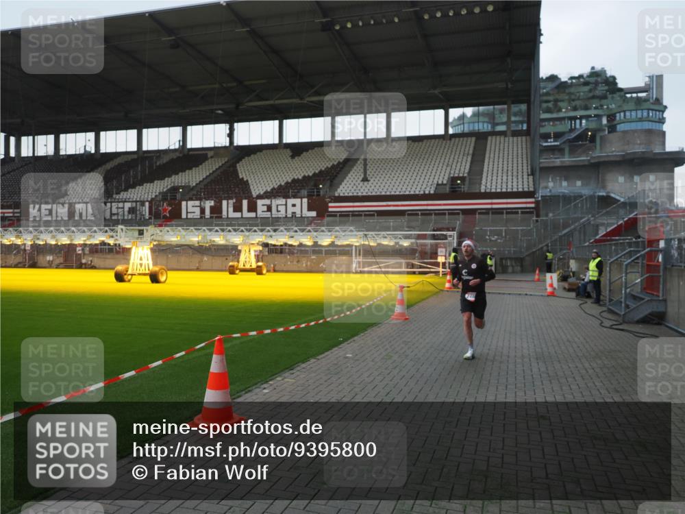 07.12.2025 - St. Pauli X-Mass-Run No. 15 Fabian Wolf http://msf.ph/oto/9395800 07.12.2025 10:32:56 Ziel 2486 meine-sportfotos.de