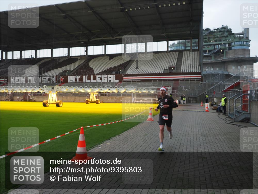 07.12.2025 - St. Pauli X-Mass-Run No. 15 Fabian Wolf http://msf.ph/oto/9395803 07.12.2025 10:32:56 Ziel 2486 meine-sportfotos.de