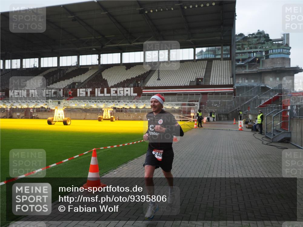 07.12.2025 - St. Pauli X-Mass-Run No. 15 Fabian Wolf http://msf.ph/oto/9395806 07.12.2025 10:32:57 Ziel 2486 meine-sportfotos.de