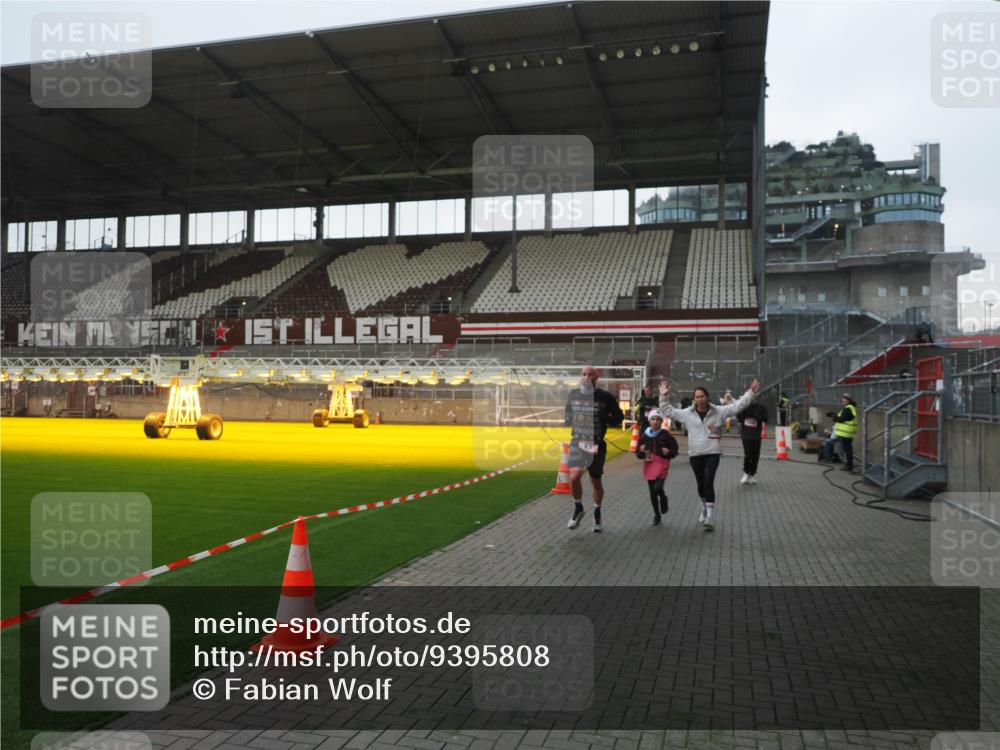 07.12.2025 - St. Pauli X-Mass-Run No. 15 Fabian Wolf http://msf.ph/oto/9395808 07.12.2025 10:33:09 Ziel 83, 1268, 2486, 3543, 3548, 3901, 3902 meine-sportfotos.de