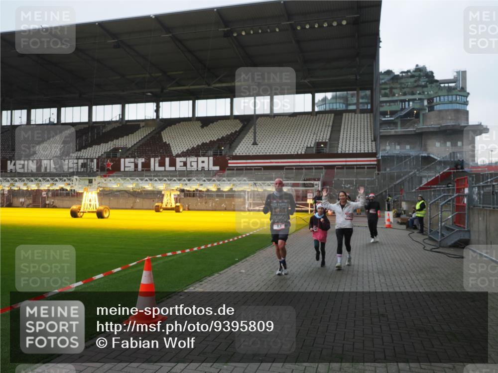 07.12.2025 - St. Pauli X-Mass-Run No. 15 Fabian Wolf http://msf.ph/oto/9395809 07.12.2025 10:33:10 Ziel 83, 1268, 2486, 3543, 3548, 3901, 3902 meine-sportfotos.de