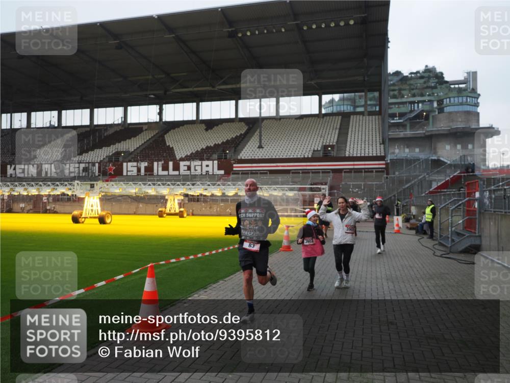 07.12.2025 - St. Pauli X-Mass-Run No. 15 Fabian Wolf http://msf.ph/oto/9395812 07.12.2025 10:33:10 Ziel 83, 1268, 2486, 3543, 3548, 3901, 3902 meine-sportfotos.de