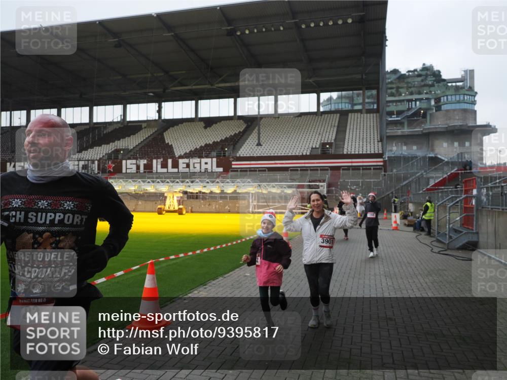 07.12.2025 - St. Pauli X-Mass-Run No. 15 Fabian Wolf http://msf.ph/oto/9395817 07.12.2025 10:33:11 Ziel 83, 1268, 2486, 3543, 3548, 3901, 3902 meine-sportfotos.de